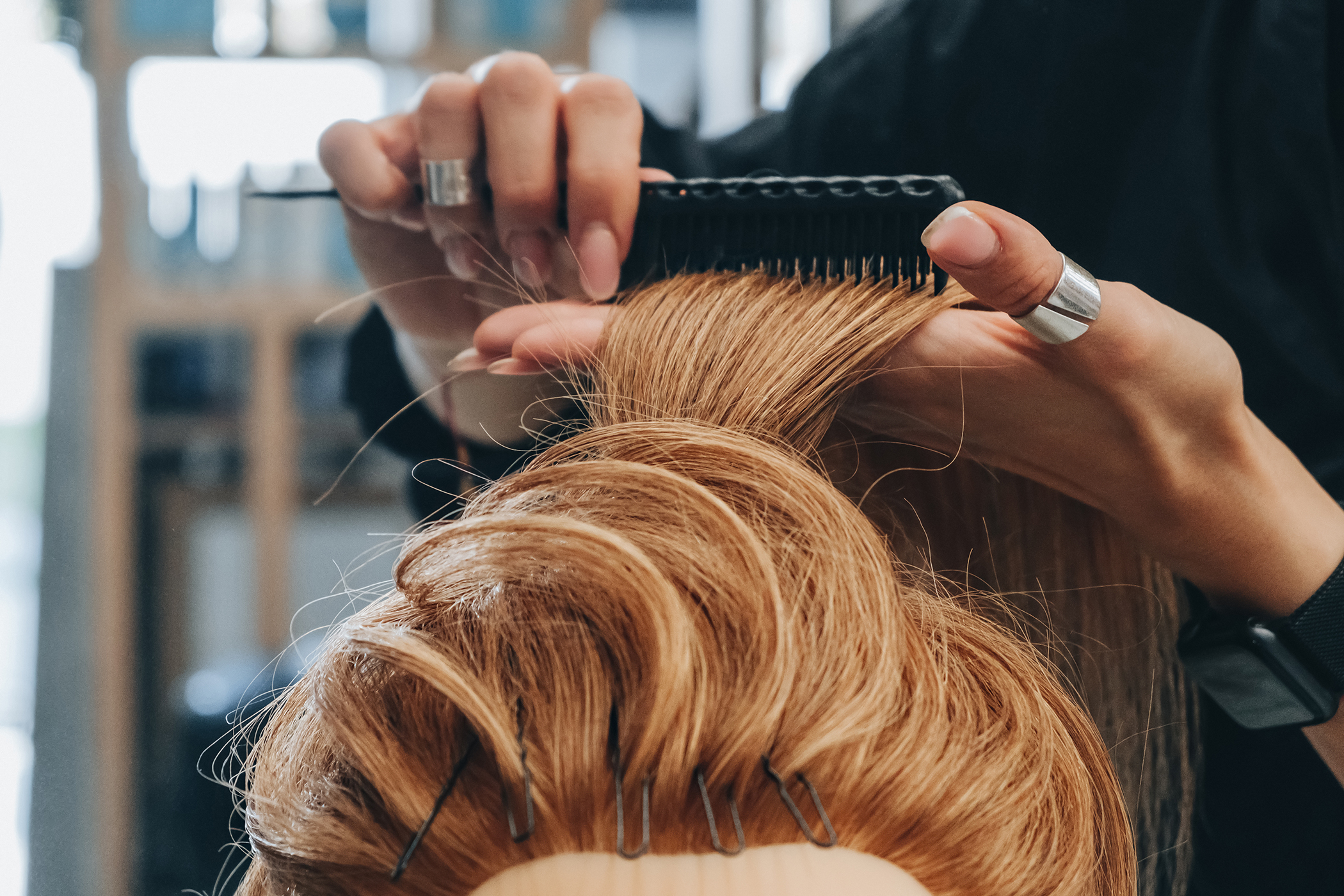 Mannequin training head for hairstyling