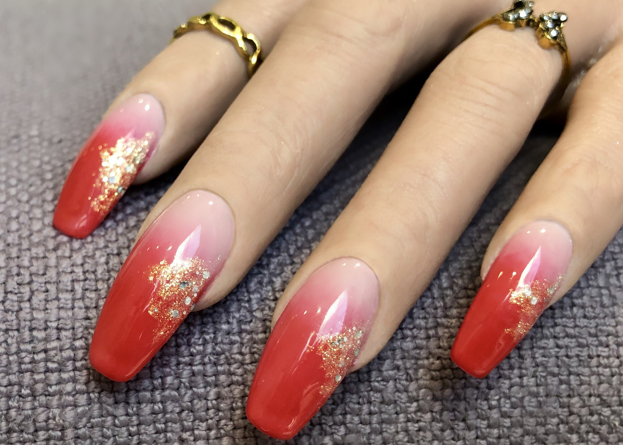 Thiết kế nail art Red Hot Ombré là lựa chọn tuyệt vời cho những cô nàng đam mê sự nổi bật. Sự kết hợp độc đáo giữa màu đỏ và cam, kết hợp với kỹ thuật dàn tán hoàn hảo sẽ tạo nên một đôi tay đích thực là tuyệt phẩm nghệ thuật và sẽ khiến bạn trở thành tâm điểm của tất cả những ai xung quanh.